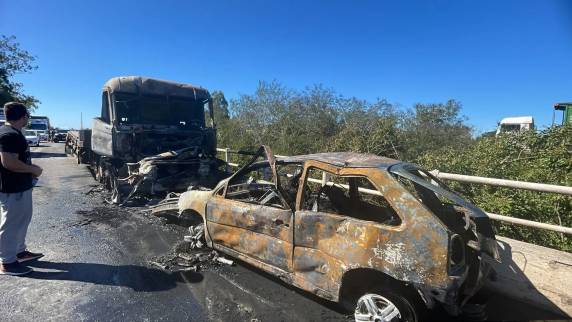 Colisão envolvendo carreta que levava retroescavadeira causou incêndio na altura do km 102 da rodovia