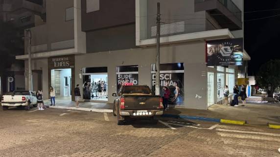 Condutora perdeu o controle do veículo e atingiu equipamentos de ginástica; aulas foram retomadas normalmente nesta terça-feira