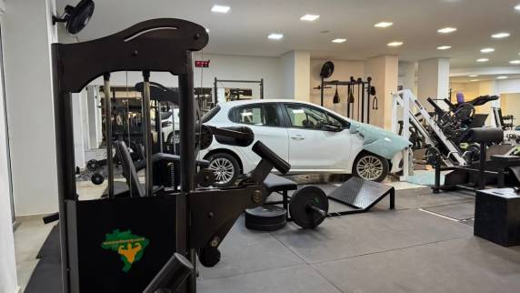 Condutora perdeu o controle do veículo e atingiu equipamentos de ginástica; aulas foram retomadas normalmente nesta terça-feira