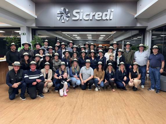 O encontro contou com a presença de aproximadamente 50 voluntários que integram a organização do evento, marcando simbolicamente os 100 dias que antecedem a abertura da feira.