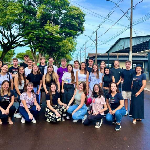 A comissão de Recepção da Indumóveis 2025, coordenada pela voluntária Larissa Dallalba, intensifica os preparativos e o treinamento com os 26 recepcionistas que atuarão nesta edição.