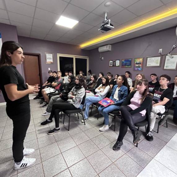 A comissão de Recepção da Indumóveis 2025, coordenada pela voluntária Larissa Dallalba, intensifica os preparativos e o treinamento com os 26 recepcionistas que atuarão nesta edição.
