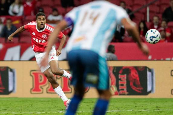 Depois de ter dois gols anulados e ter desperdiçado um pênalti, time de Roger Machado conquistou a vitória com gol de Gustavo Prado