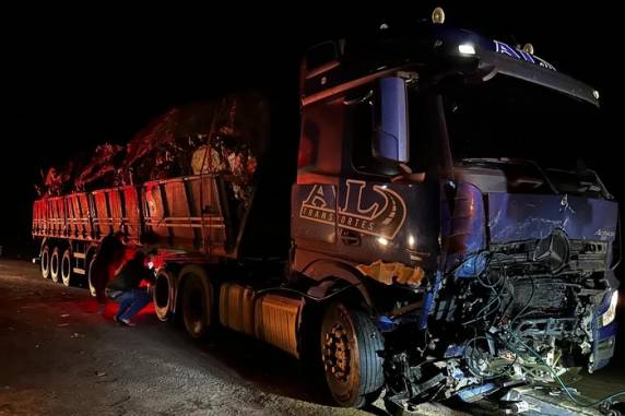 Carro que ele dirigia invadiu a pista contrária e se chocou com um caminhão