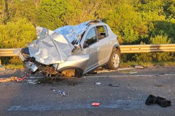 Colisão aconteceu no começo da manhã desta quarta-feira, no km 255 da rodovia. Há bloqueio total no trecho