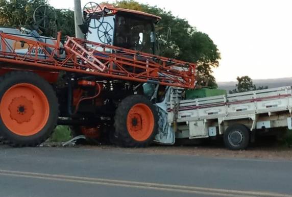 O condutor da caminhonete ficou preso às ferragens e foi resgatado pelo Corpo de Bombeiros