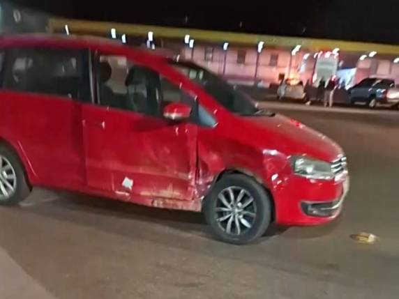 Os veículos colidiram em frente a estação rodoviária; uma pessoa ficou ferida
