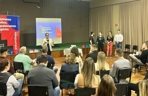 Com o tema ?Como explorar a Indumóveis para fazer negócios?, foram compartilhadas ações de divulgação e incentivados os participantes a prepararem seus estandes e mobilizarem seus clientes para visitá-los durante a feira.