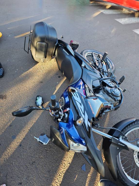 O condutor da moto teve ferimentos leves e permaneceu no local aguardando a chegada da Brigada Militar