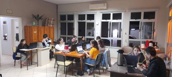 Desta vez, a capacitação teve como foco o uso básico da plataforma Canva, reunindo 20 mulheres em duas turmas distintas.