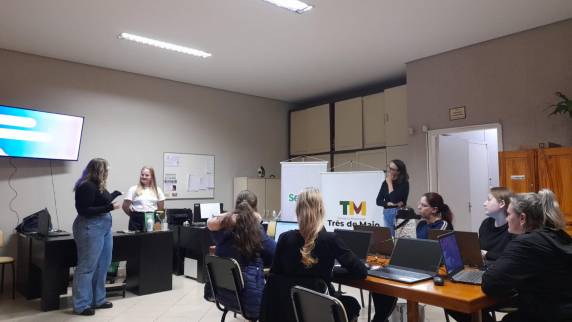 Desta vez, a capacitação teve como foco o uso básico da plataforma Canva, reunindo 20 mulheres em duas turmas distintas.
