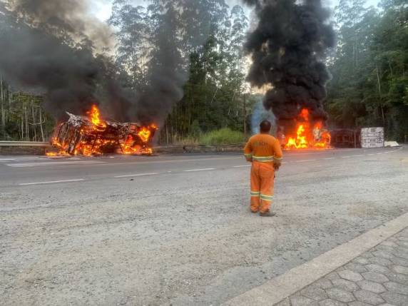 Colisão causou explosão e interditou totalmente o trecho na região conhecida como Serra de Corupá. Mortos estavam no coletivo que transportava grupo de dança.