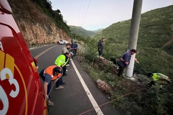 O veículo despencou por cerca de 200 metros em um trecho que estava interditado pela prefeitura