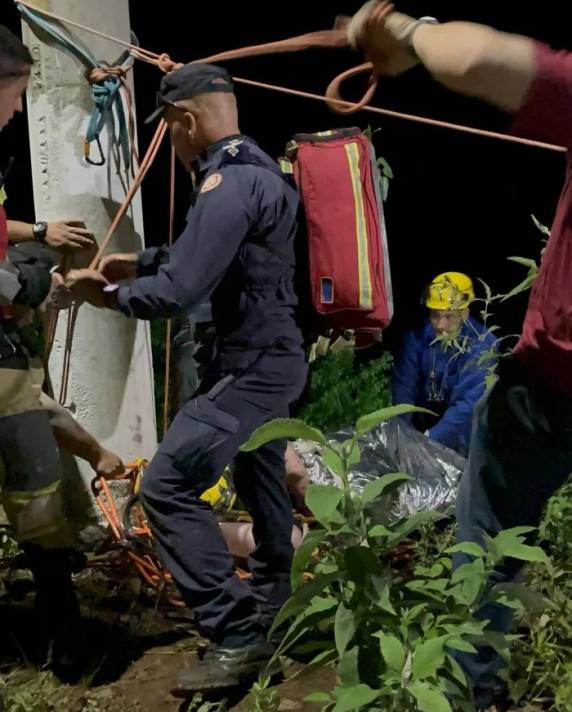 O veículo despencou por cerca de 200 metros em um trecho que estava interditado pela prefeitura