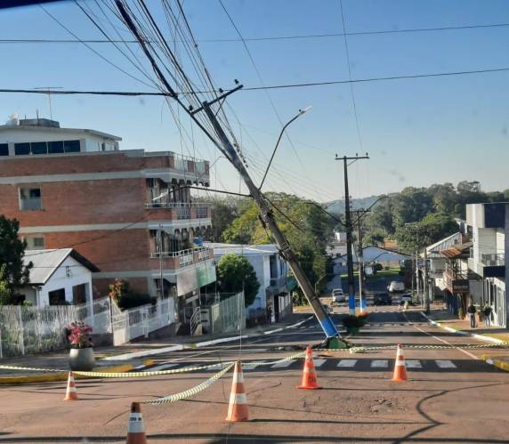 O acidente aconteceu por volta das primeiras horas do dia, na Avenida São José, nas proximidades do pórtico da cidade.