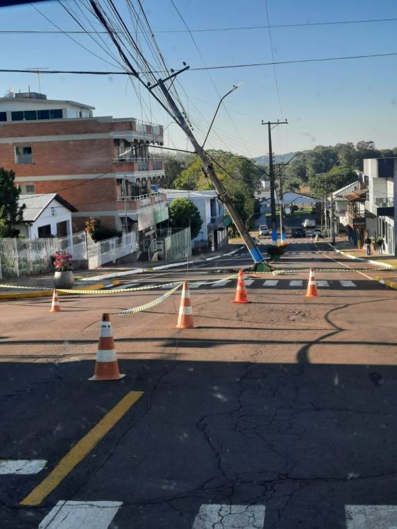 O acidente aconteceu por volta das primeiras horas do dia, na Avenida São José, nas proximidades do pórtico da cidade.