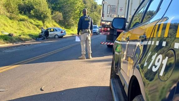 Uma criança de 7 anos que estava no carro sofreu ferimentos leves e foi encaminhada ao hospital.
