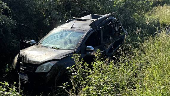 Segundo o Comando Rodoviário da Brigada Militar, a Amarok, com quatro ocupantes, colidiu na traseira do Fiesta, que foi arremessado para o acostamento.