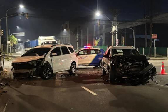 Colisão frontal aconteceu no cruzamento da Avenida Sertório com a Avenida Ceará