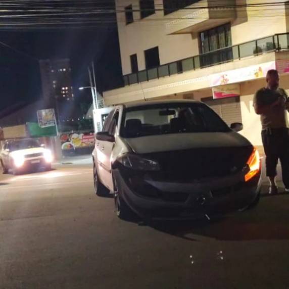 Colisão entre dois veículos resulta apenas em danos materiais