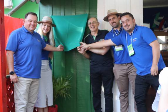 A placa agora fica exposta na entrada do ACITRE como símbolo permanente dessa importante história