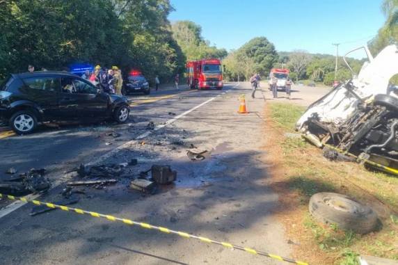 Uma mulher de 30 anos e um homem de 54, motoristas de um automóvel e de um utilitário, estão entre as vítimas