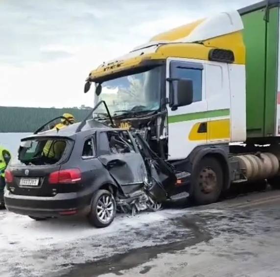 A colisão frontal foi entre um Volkswagen SpaceFox e uma carreta Scania, pouco antes das 8 horas, nas proximidades da ponte conhecida como ''Chinelo Queimado''