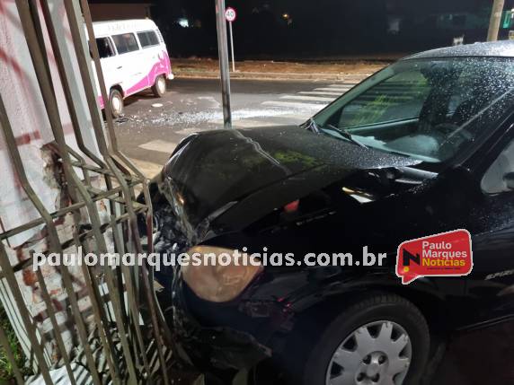 O acidente ocorreu no entroncamento das ruas Osvaldo Cruz e Mato Grosso