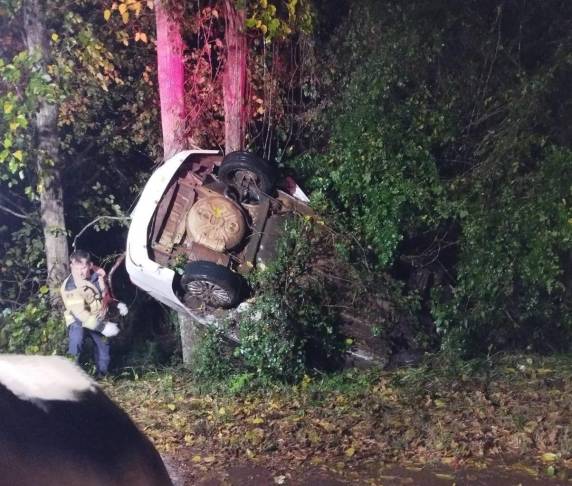 Um Voyage capotou próximo do antigo posto Fenasoja, na saída para Três de Maio