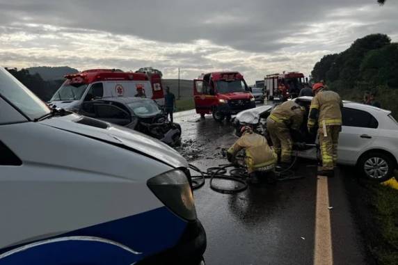 Colisão foi por volta das 14h30min e deixou três feridos. Estado de saúde é estável