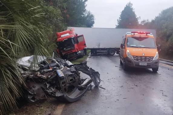 Condutor do veículo morreu no local. Motoristas dos caminhões foram encaminhados para hospitais de Passo Fundo. Esse é o segundo acidente no trecho nesta quarta-feira