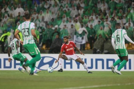 Viveros, duas vezes, e Billy Arce marcaram para os colombianos, e Alan Patrick, de pênalti, descontou para o Colorado