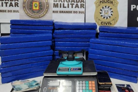 Um homem de 29 anos foi preso durante o cumprimento de três mandados de busca e apreensão, na manhã desta quinta-feira