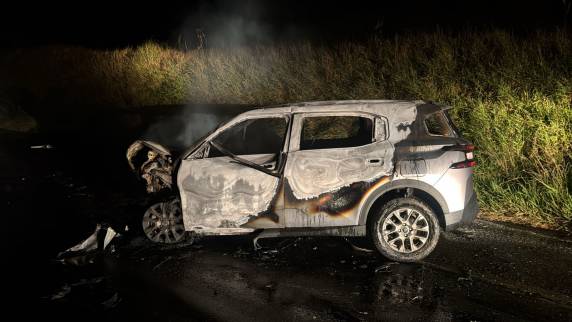 Os dois veíuclos envolvidos no acidente incendiaram