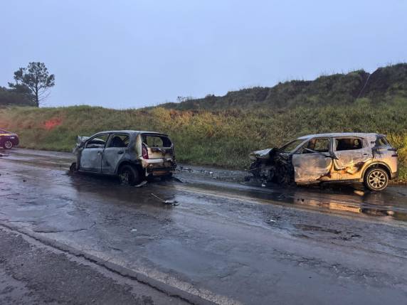 Os dois veíuclos envolvidos no acidente incendiaram
