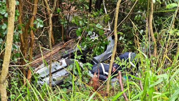 Peugeot 207 prata perdeu o controle entre os trevos da Roselândia e o trevo do Ricci
