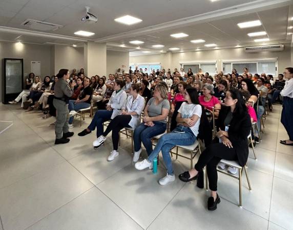 Organizada em conjunto com a Brigada Militar e o Conselho Municipal dos Direitos das Mulheres (COMDIM), o encontro foi conduzido por profissionais que atuam em várias frentes de enfrentamento a violência de gênero, como a Polícia Civil, o Centro de Referência Regional de Atendimento à Mulher e a Ordem dos Advogados do Brasil (OAB).