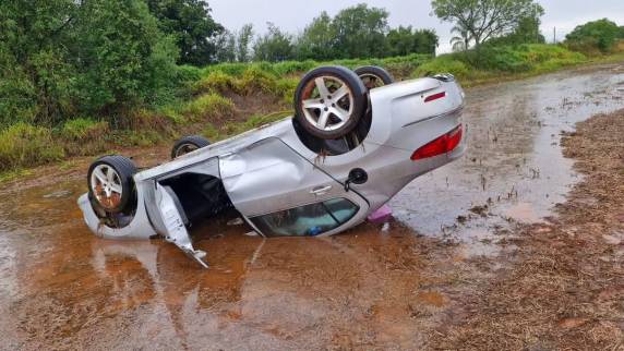 Apesar da gravidade do capotamento e dos danos visíveis no automóvel, ambas as ocupantes não sofreram ferimentos graves.