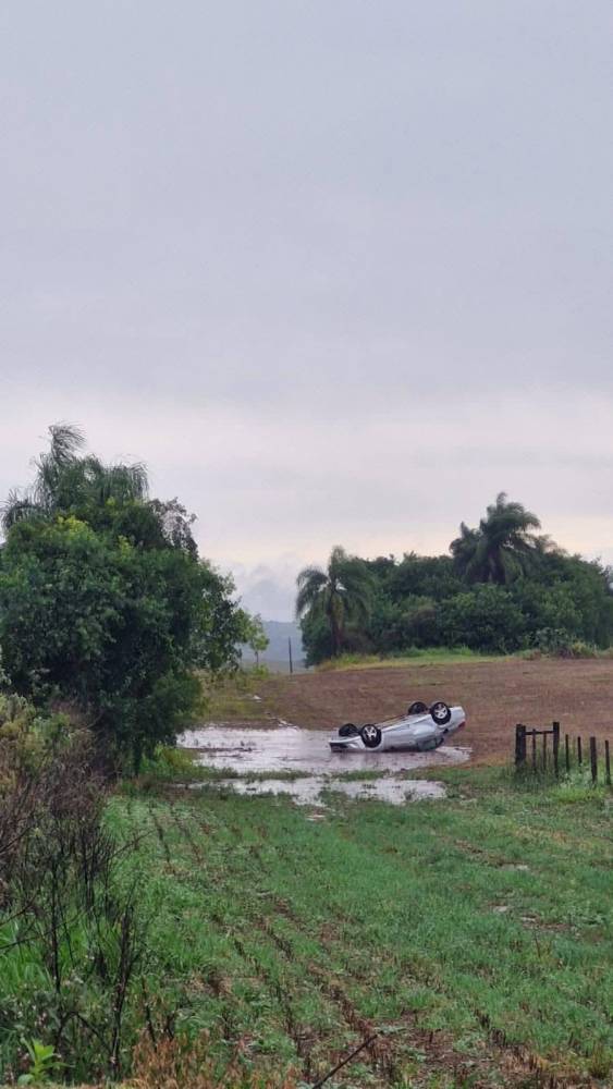 Apesar da gravidade do capotamento e dos danos visíveis no automóvel, ambas as ocupantes não sofreram ferimentos graves.
