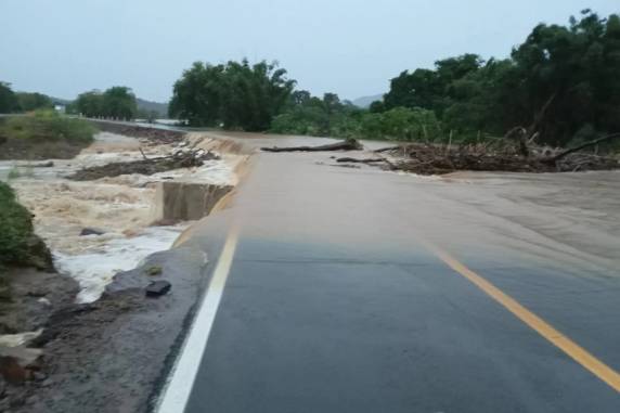 Desde o início desta sexta-feira (9), o alto volume de chuva tem causado danos em estradas