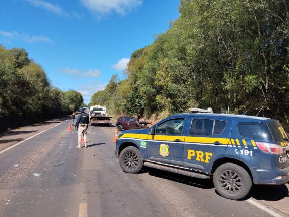 O acidente envolveu um Fiat Uno, com placas de Alpestre, que trafegava na contramão e colidiu com um caminhão Scania que seguia no sentido oposto.