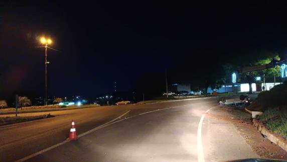 O sinistro envolveu um automóvel Gol que saiu da pista e capotou, resultando em quatro pessoas feridas.