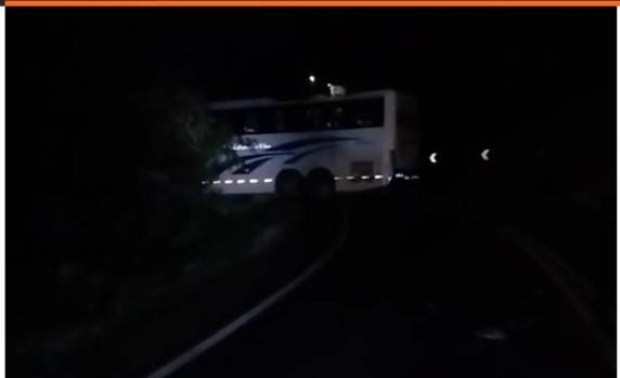 Segundo informações preliminares do Comando Rodoviário da Brigada Militar, as vítimas estavam em um Gol que invadiu a pista contrária e bateu de frente no coletivo