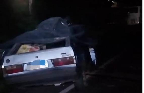 Segundo informações preliminares do Comando Rodoviário da Brigada Militar, as vítimas estavam em um Gol que invadiu a pista contrária e bateu de frente no coletivo