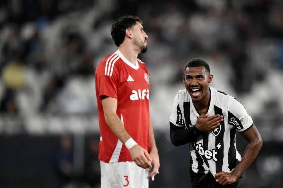 Equipe mandada a campo por Roger Machado não resistiu ao atual campeão brasileiro, que marcou com Igor Jesus, Artur, Cuiabano e Alex Telles