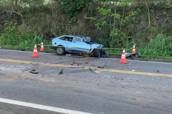 Vítimas tinham entre 16 e 21 anos e estavam em um Gol que colidiu com um coletivo, na madrugada deste domingo
