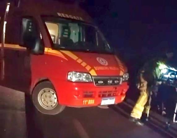 A passageira de uma moto sofreu ferimentos e foi encaminhada a uma unidade de saúde para atendimento médico.