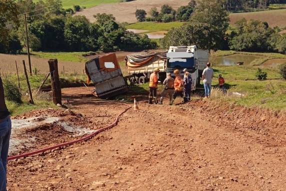 O homem foi atropelado pelo próprio caminhão