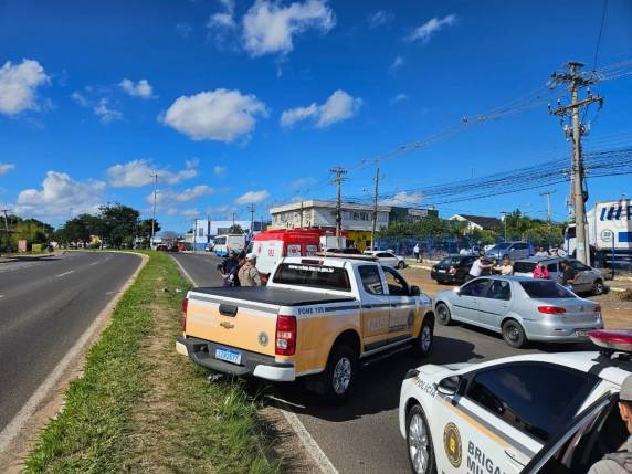 Com o impacto, corpo da vítima foi parar na pista do sentido oposto. Ela chegou a ser socorrida por populares, mas não resistiu