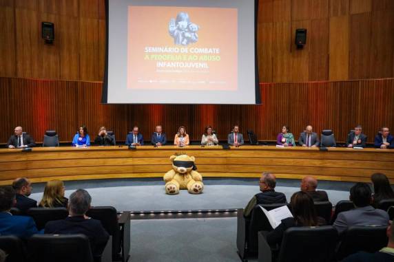 Todos os dias temos que nos revoltar, tomar atitudes para que meninas e meninos não sejam abusados, não sejam agredidos.